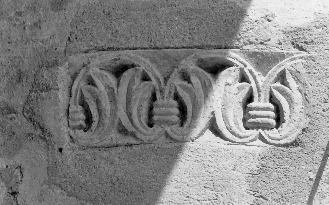 foglia d'acanto (decorazione plastico-architettonica, frammento) - bottega Italia meridionale (sec. XIII)