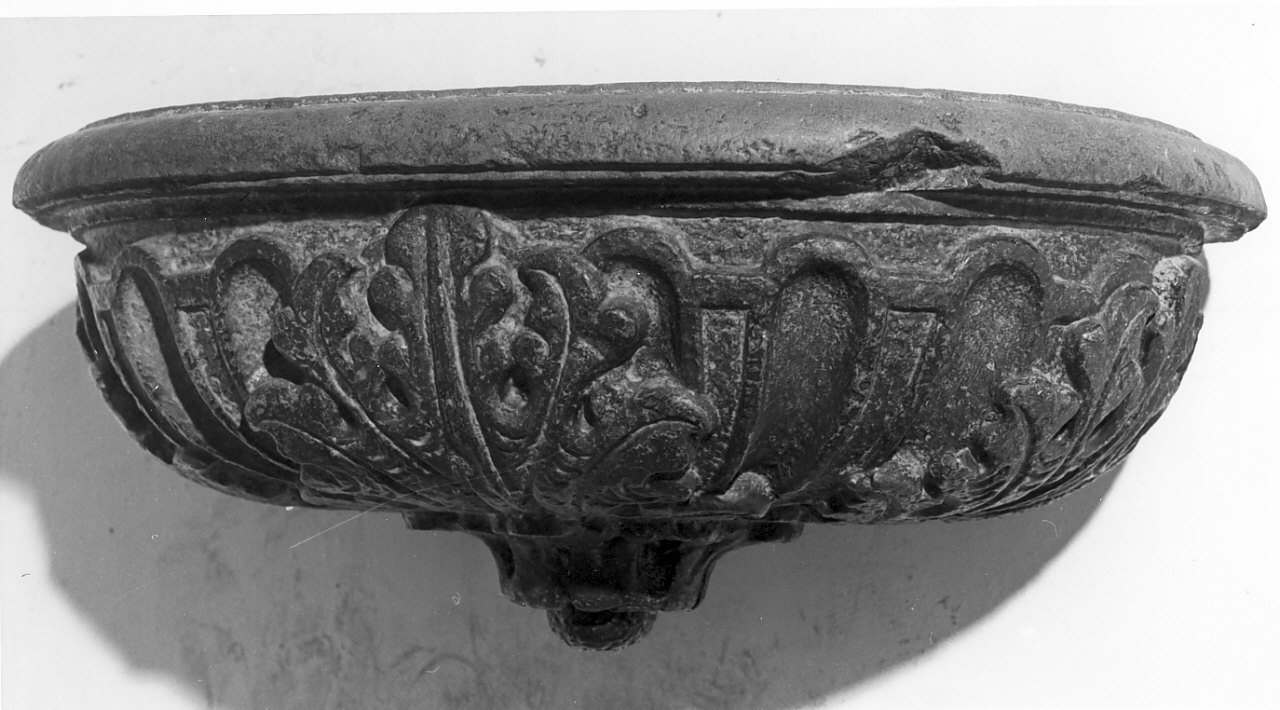 acquasantiera - a conchiglia, opera isolata - bottega Italia meridionale (sec. XVIII)