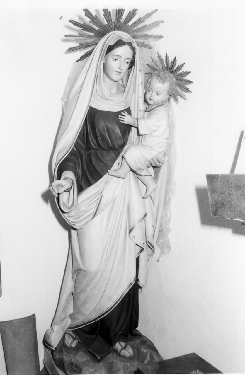 Madonna del Rosario (statua, opera isolata) di Malecore Giuseppe (prima metà sec. XX)