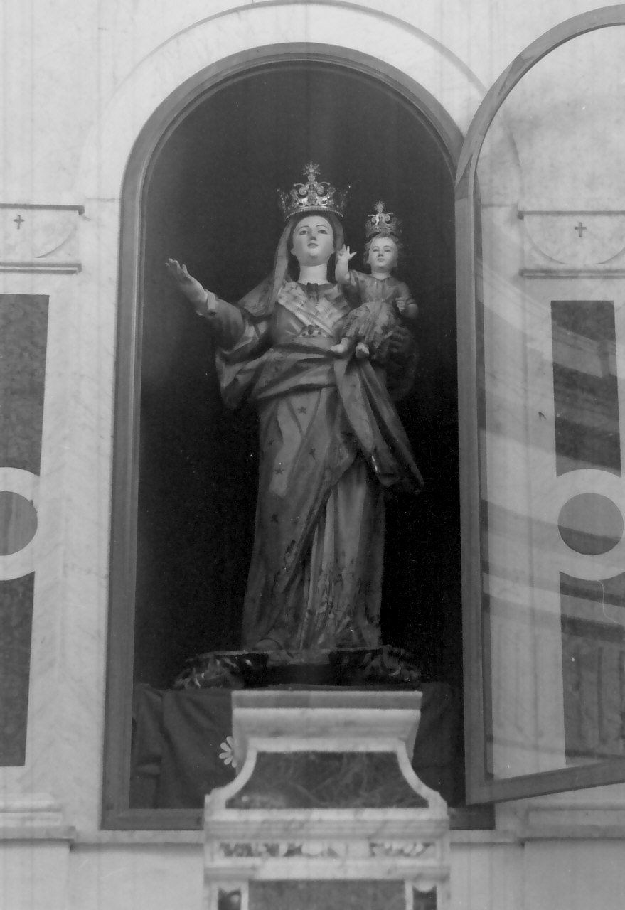 Santa Maria della neve, Madonna con Bambino (statua, opera isolata) - bottega Italia meridionale (seconda metà sec. XIX)