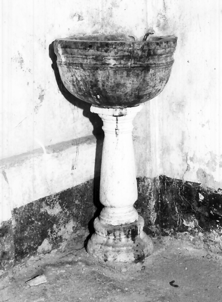 acquasantiera - a fusto, opera isolata - bottega calabrese (sec. XVI)