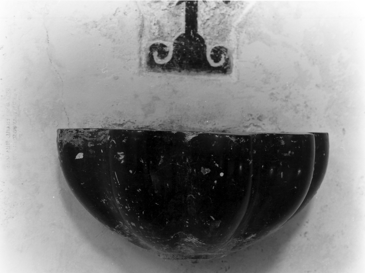 acquasantiera, opera isolata - bottega calabrese (fine/inizio secc. XVIII/ XIX)