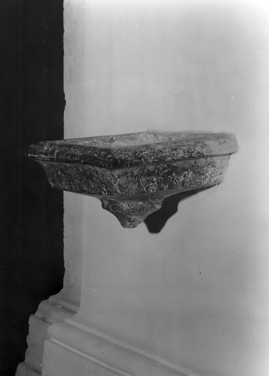 acquasantiera da parete, opera isolata - bottega calabrese (fine sec. XVIII)