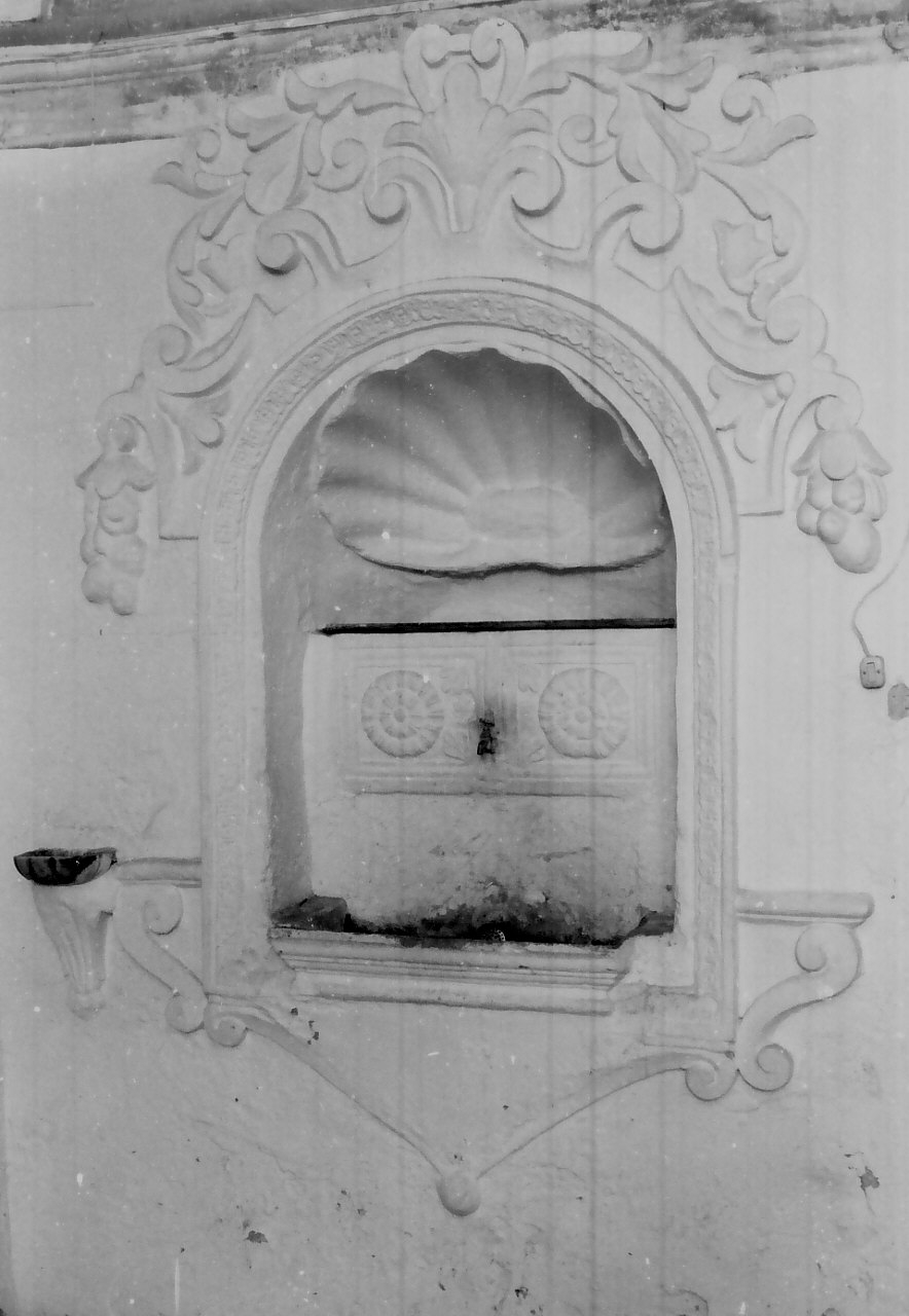 lavabo - a parete, opera isolata - bottega Italia meridionale (sec. XVII, sec. XVIII)