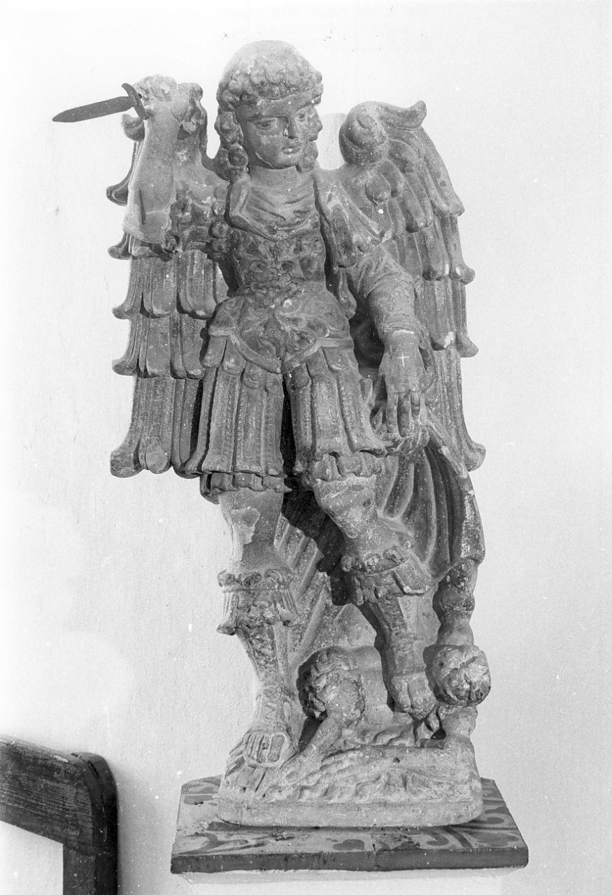 San Michele Arcangelo combatte il drago (statua, opera isolata) - bottega Italia meridionale (seconda metà sec. XVII)