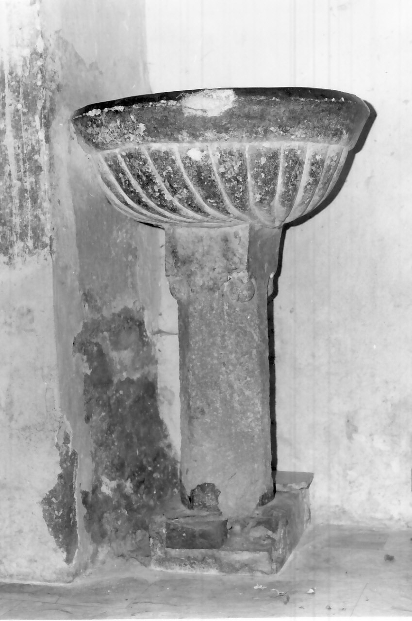 acquasantiera - a fusto, opera isolata - bottega Italia meridionale (fine/inizio sec. XV, secc. XVI/ XVII)