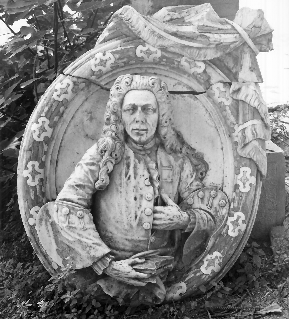 Ritratto di Francesco Mottola Nomicisio, ritratto d'uomo (decorazione plastica, opera isolata) - bottega Italia meridionale (sec. XVIII)