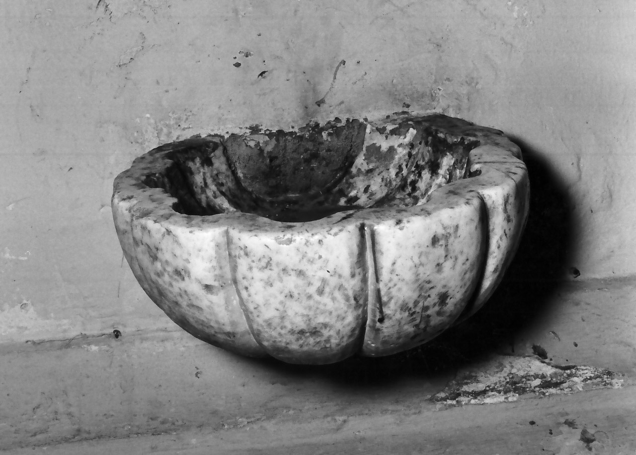 acquasantiera - a conchiglia, serie - bottega calabrese (fine/inizio secc. XVIII/ XIX)