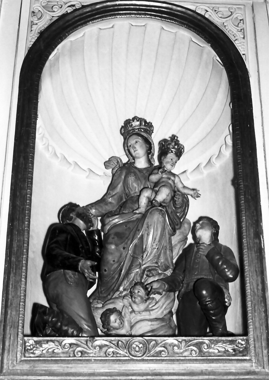 Madonna della Provvidenza, Madonna con Bambino e devoti (gruppo scultoreo, elemento d'insieme) - bottega Italia meridionale (sec. XVIII)