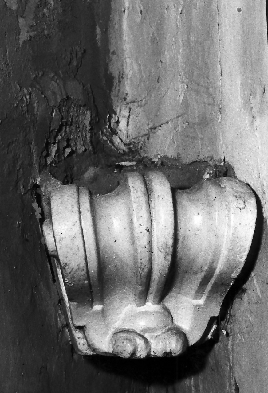 acquasantiera da parete, opera isolata - bottega calabrese (sec. XVIII)