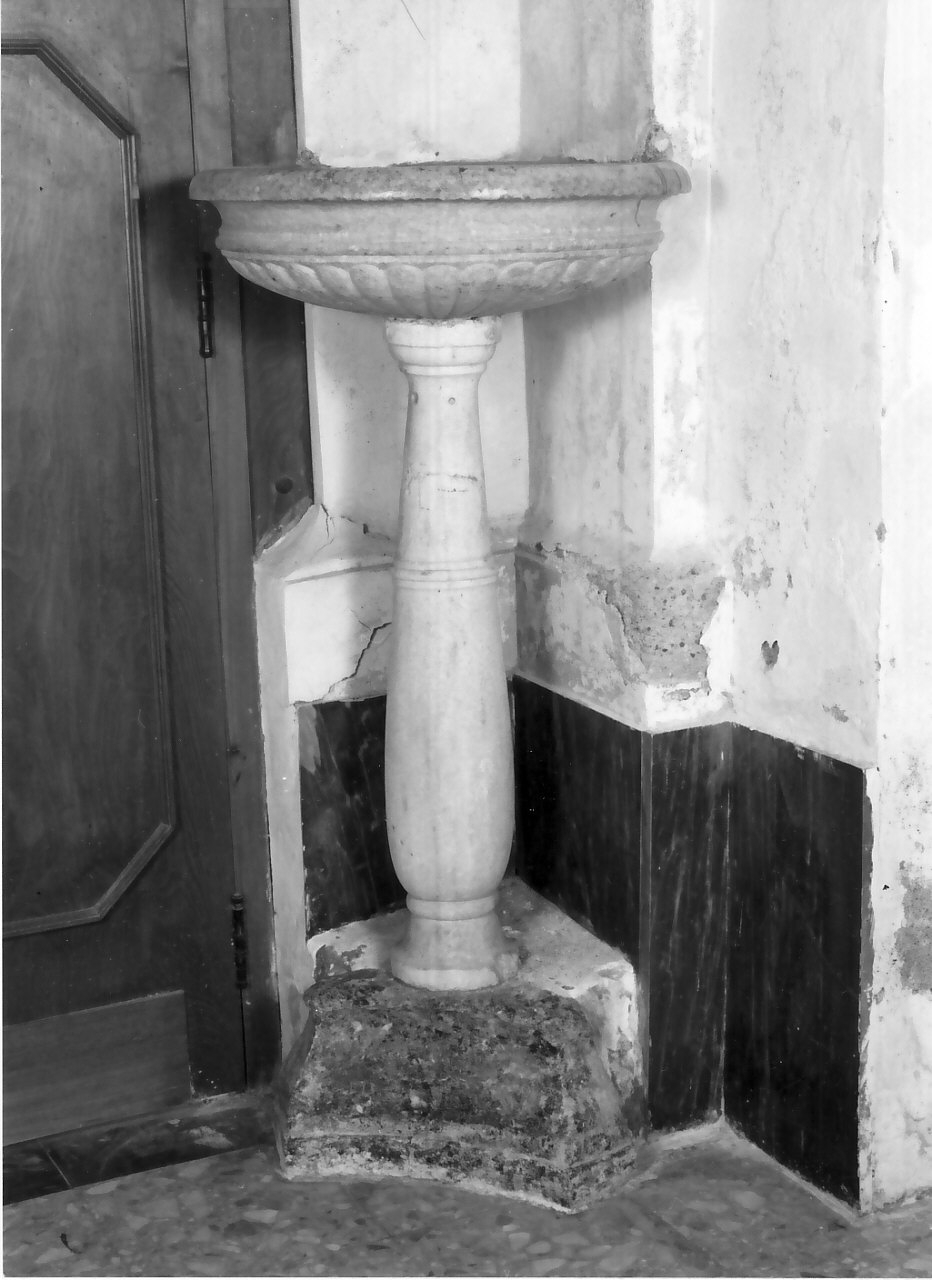 acquasantiera, opera isolata - bottega calabrese (secc. XV/ XVI)