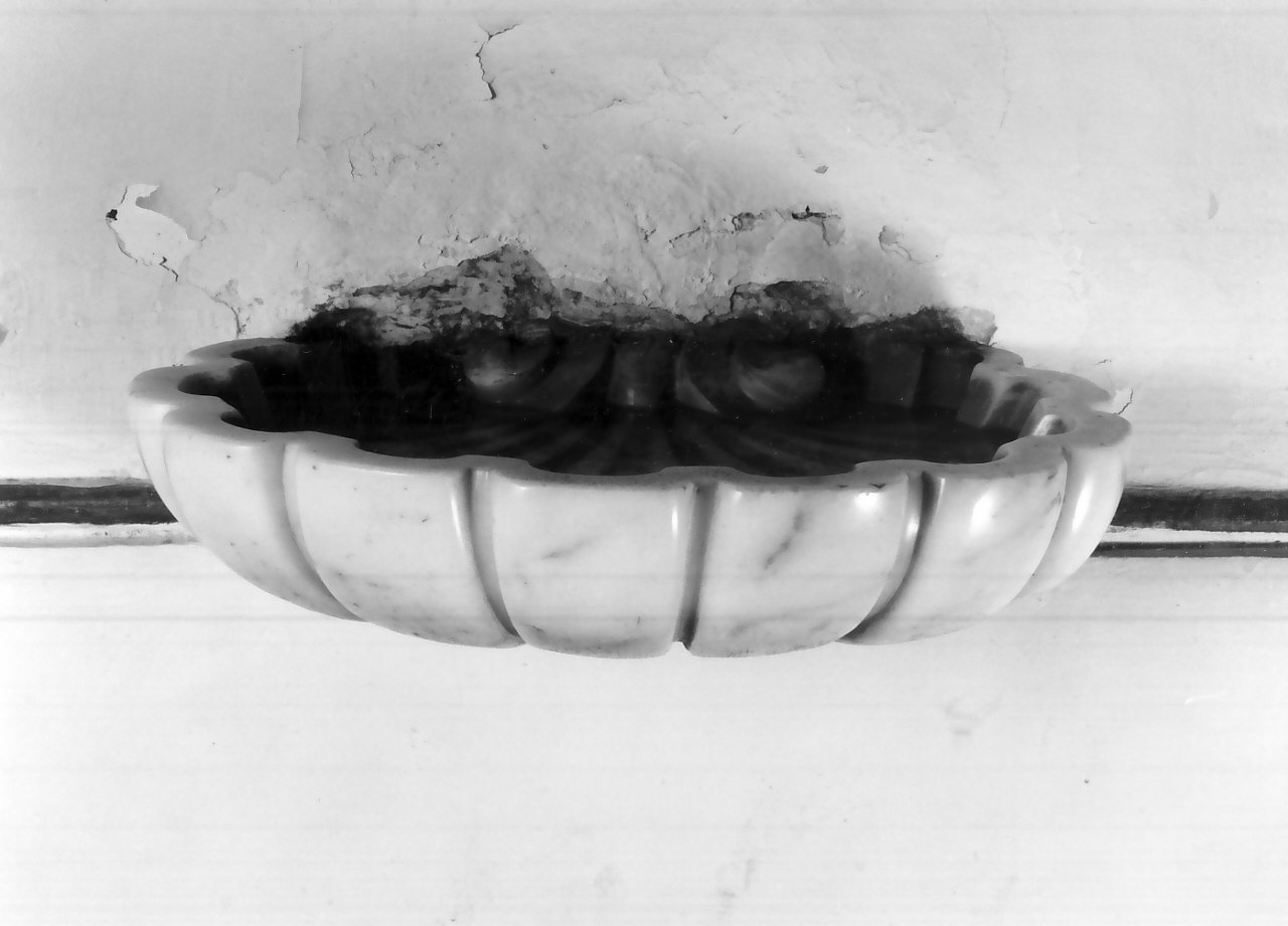 acquasantiera - a conchiglia, serie - bottega calabrese (sec. XVIII)