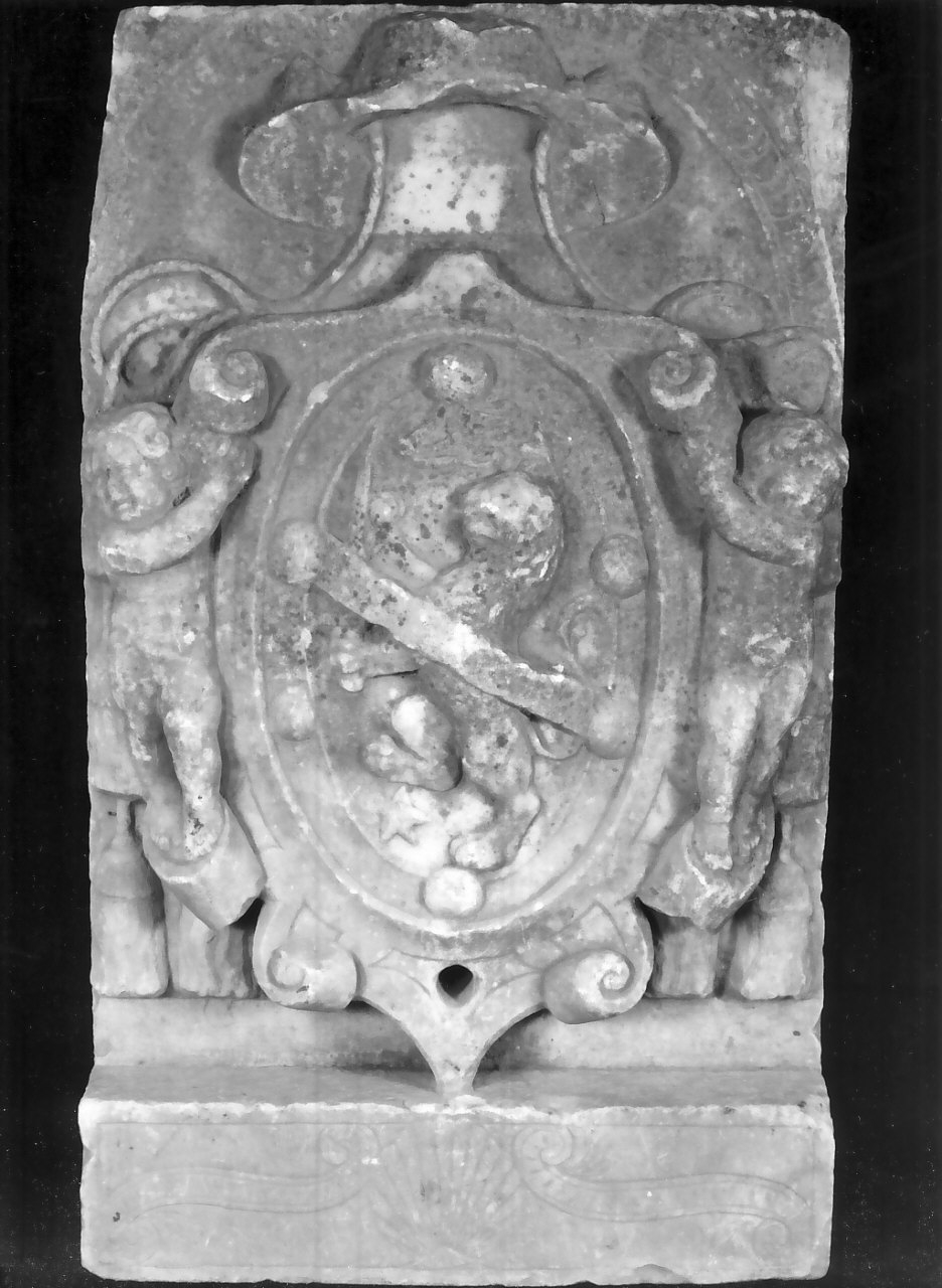 stemma vescovile (decorazione plastica, opera isolata) - bottega Italia meridionale (fine/inizio secc. XVI/ XVII)