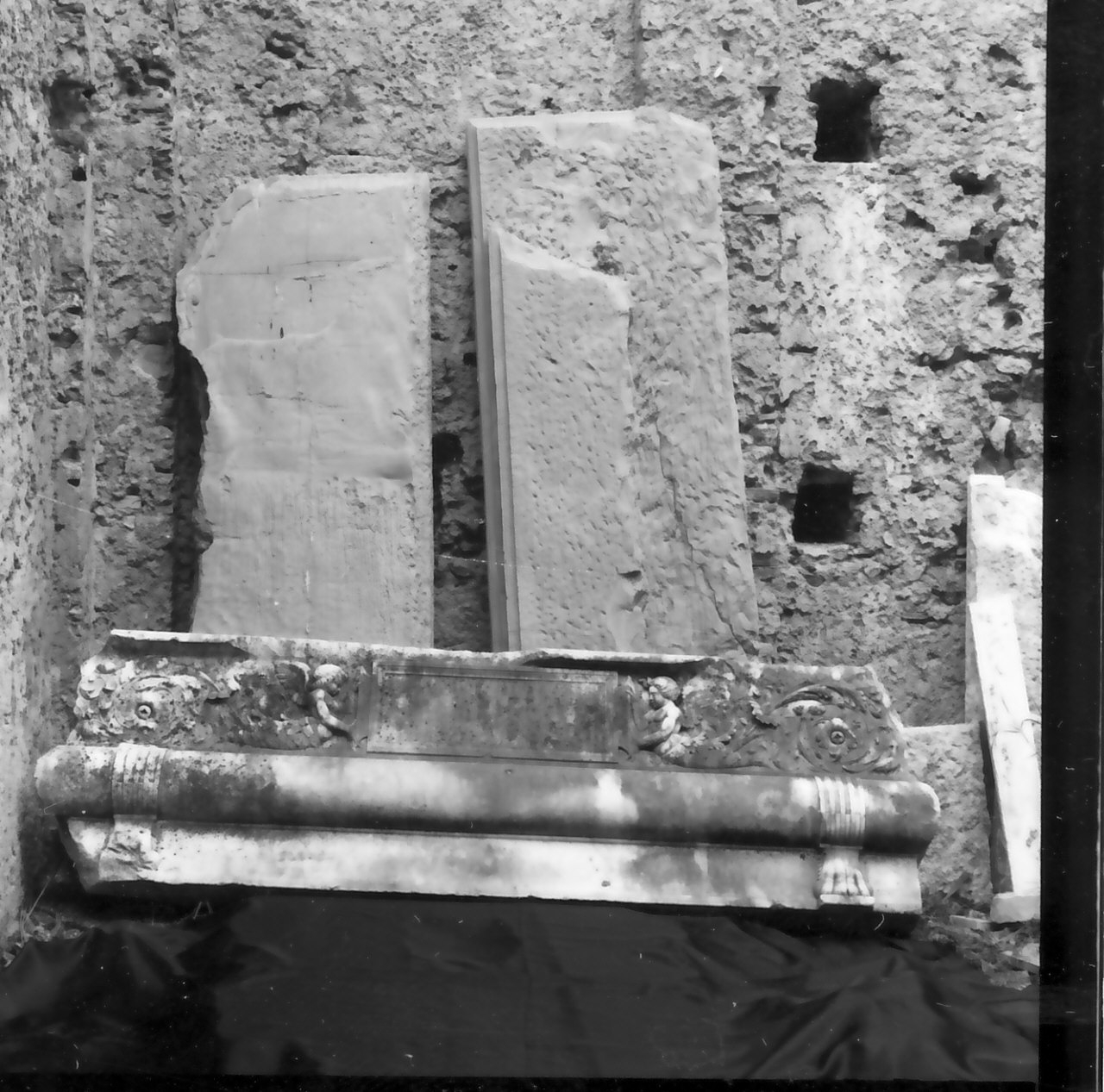 lastra tombale, frammento - bottega Italia meridionale (sec. XVI)