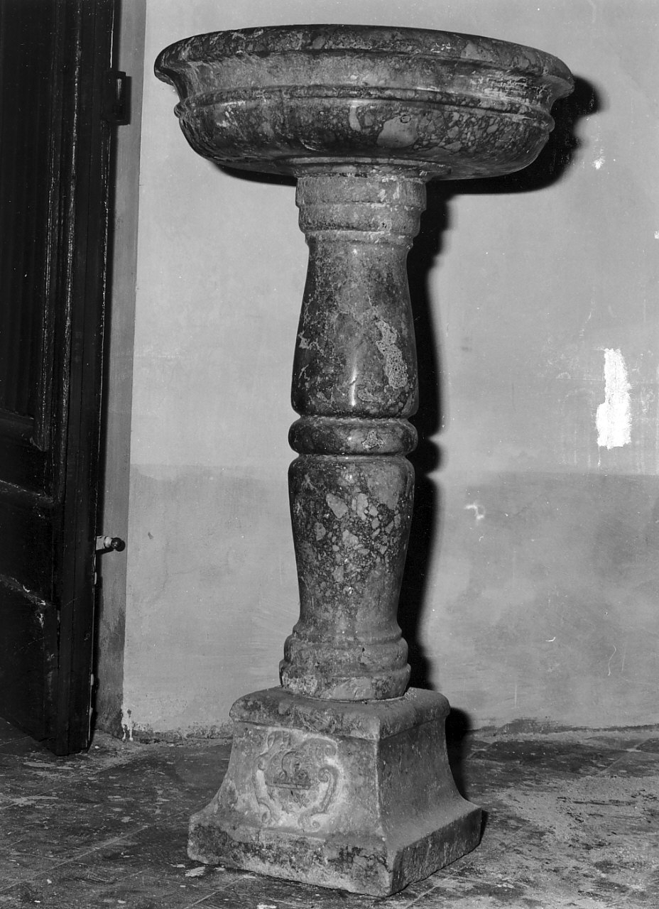 acquasantiera - a fusto, opera isolata - bottega Italia meridionale (secc. XVIII/ XIX)