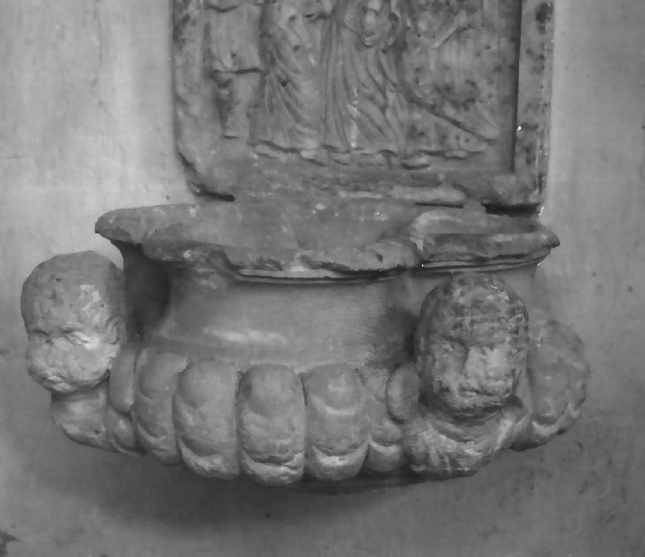 acquasantiera da parete, opera isolata - bottega calabrese (fine/inizio secc. XVI/ XVII)