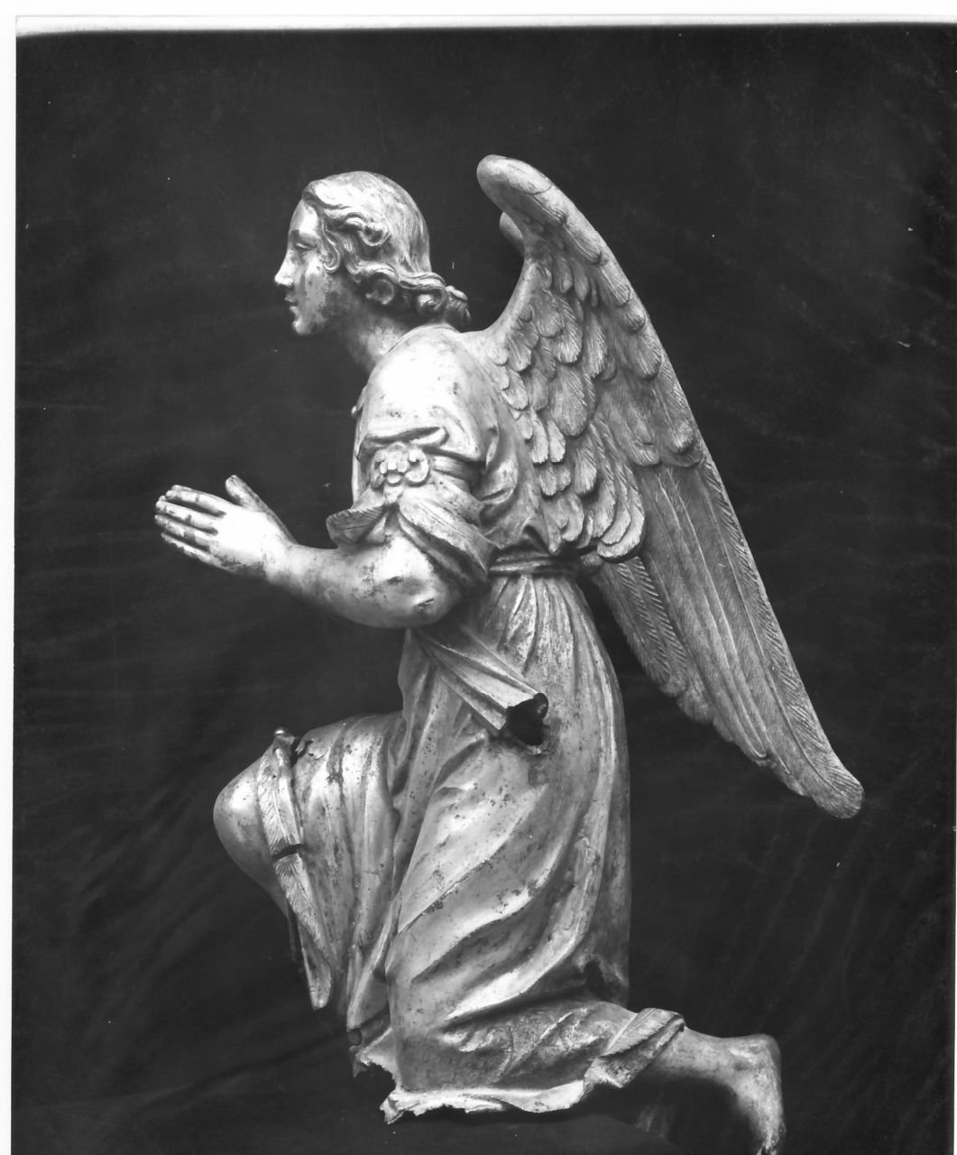 angelo (scultura, elemento d'insieme) di Scioppi Sebastiano (attribuito), Maiterico Raffaele (attribuito) (secondo quarto sec. XVII)