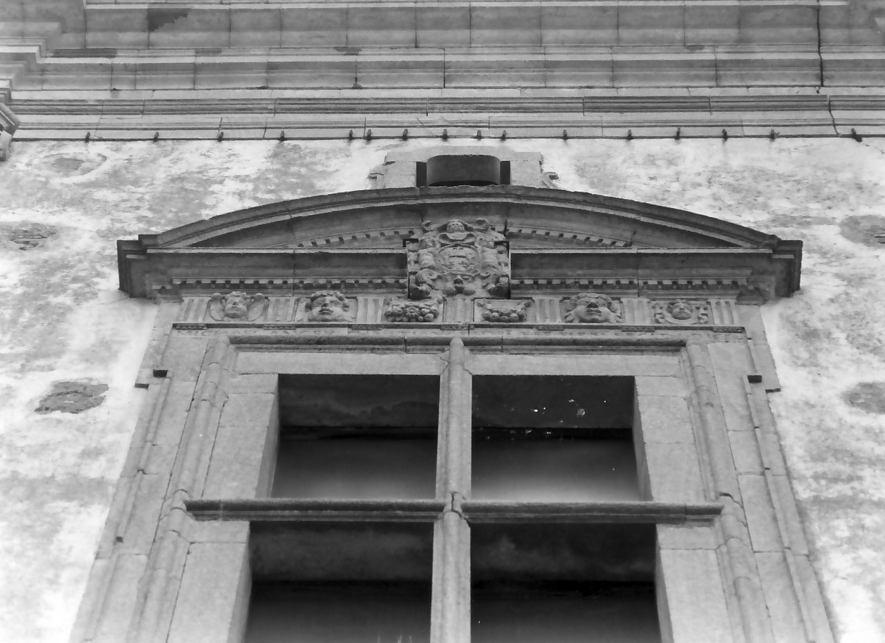 finestrone, opera isolata - bottega roglianese (metà sec. XVII)