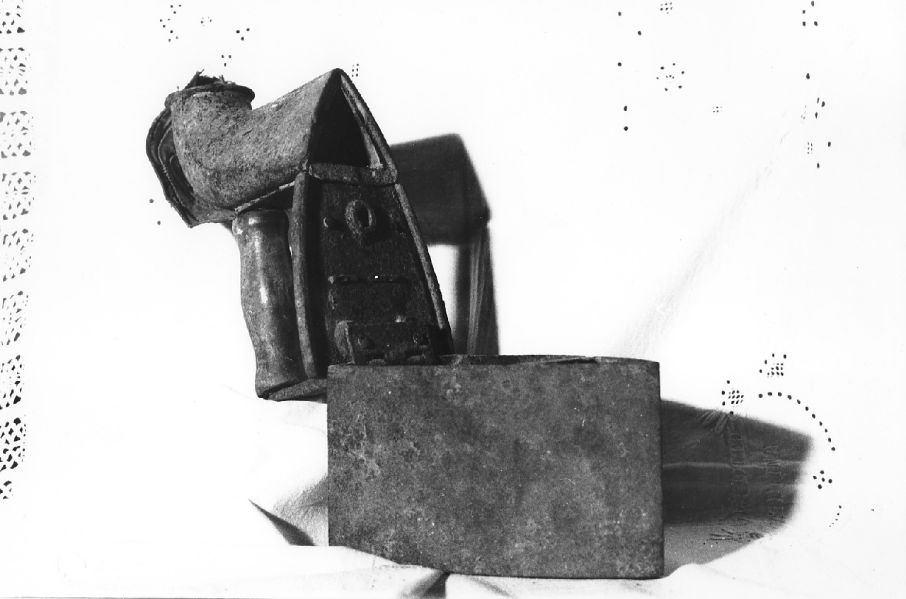 ferro da stiro a vapore, utensili domestici - produzione seriale (sec. XX)