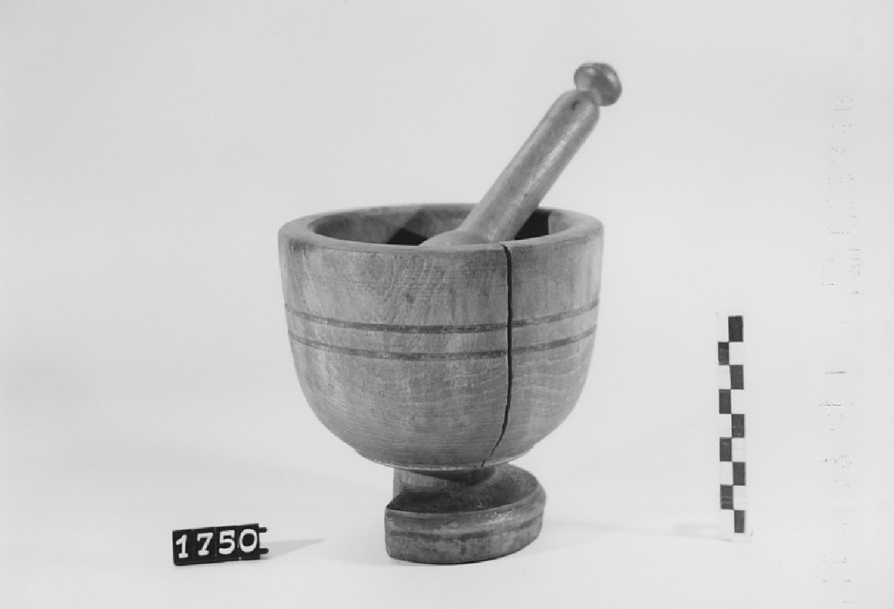 mortaio e pestello, utensili da cucina - manifattura (sec. XX prima metà)