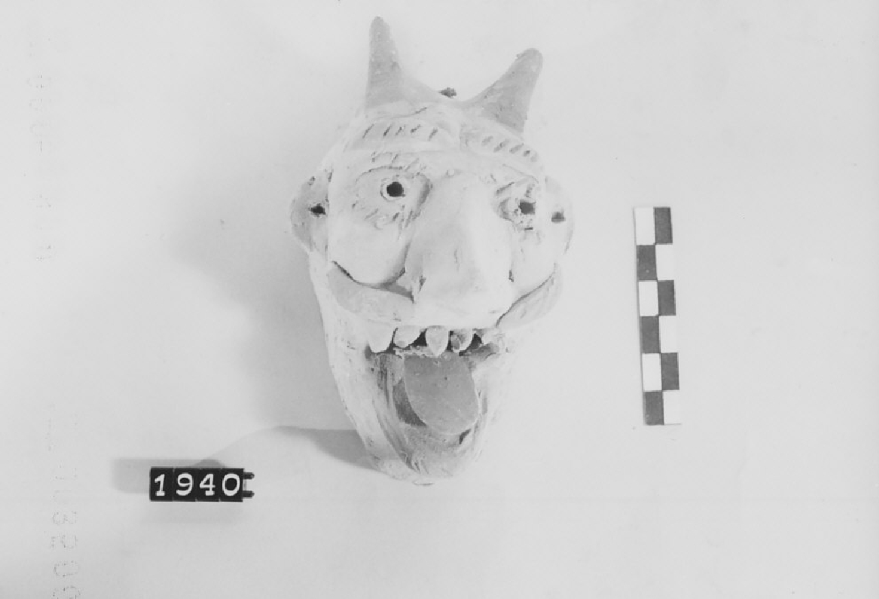 Volto diabolico (maschera, ceramica) di Gangemi Francesco Giuseppe (Ceramista) - bottega del ceramista (1972)