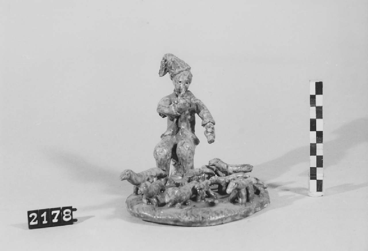 Scena pastorale (soprammobile, ceramica) di Ferraro Giuseppe (Ceramista) (sec. XX seconda metà)