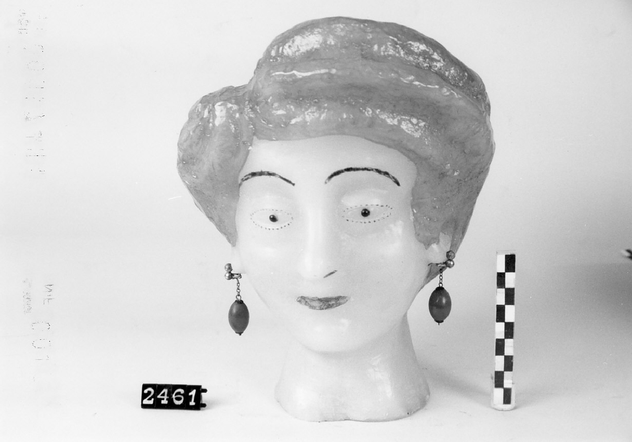 Testa femminile (ex voto) - bottega Surace (1950-1980)