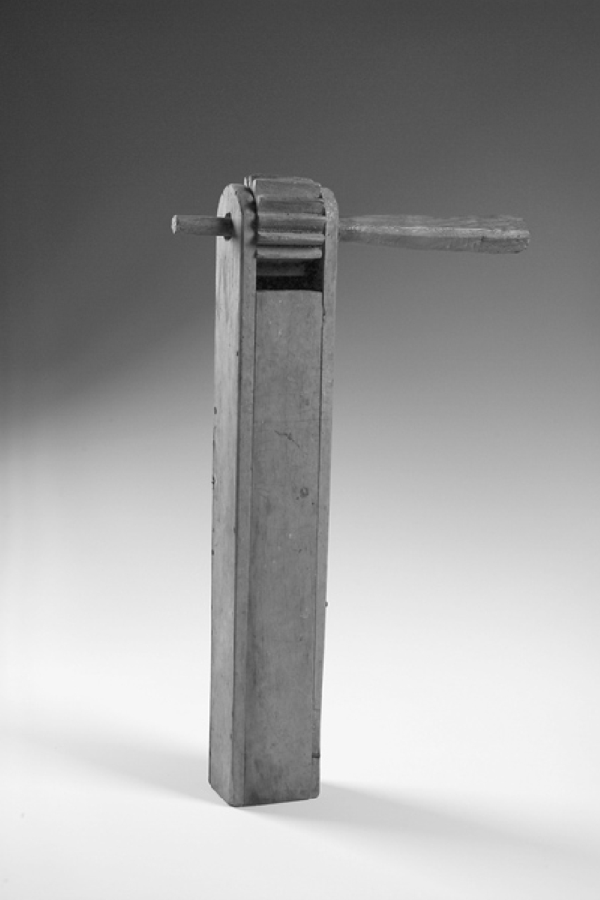 raganella, strumento musicale di Mercurio Antonio (1954)