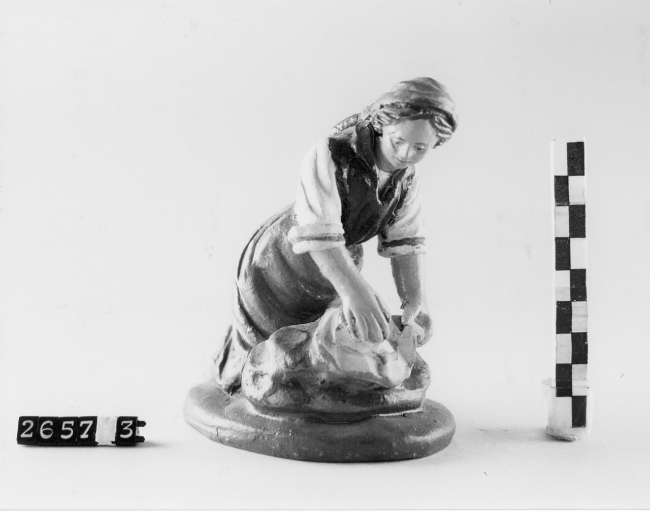 Donna che fa il bucato (statuetta da presepe, religiosità popolare) - bottega del ceramista (1968 ca)