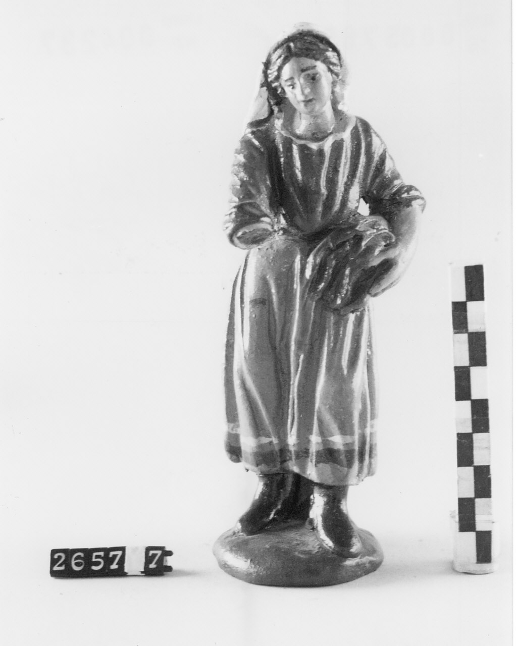 Figura femminile (statuetta da presepe, religiosità popolare) - bottega del ceramista (1968 ca)