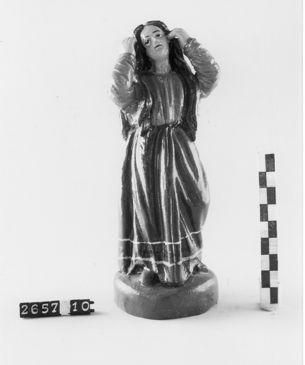 Figura femminile (statuetta da presepe, religiosità popolare) - bottega del ceramista (1968 ca)