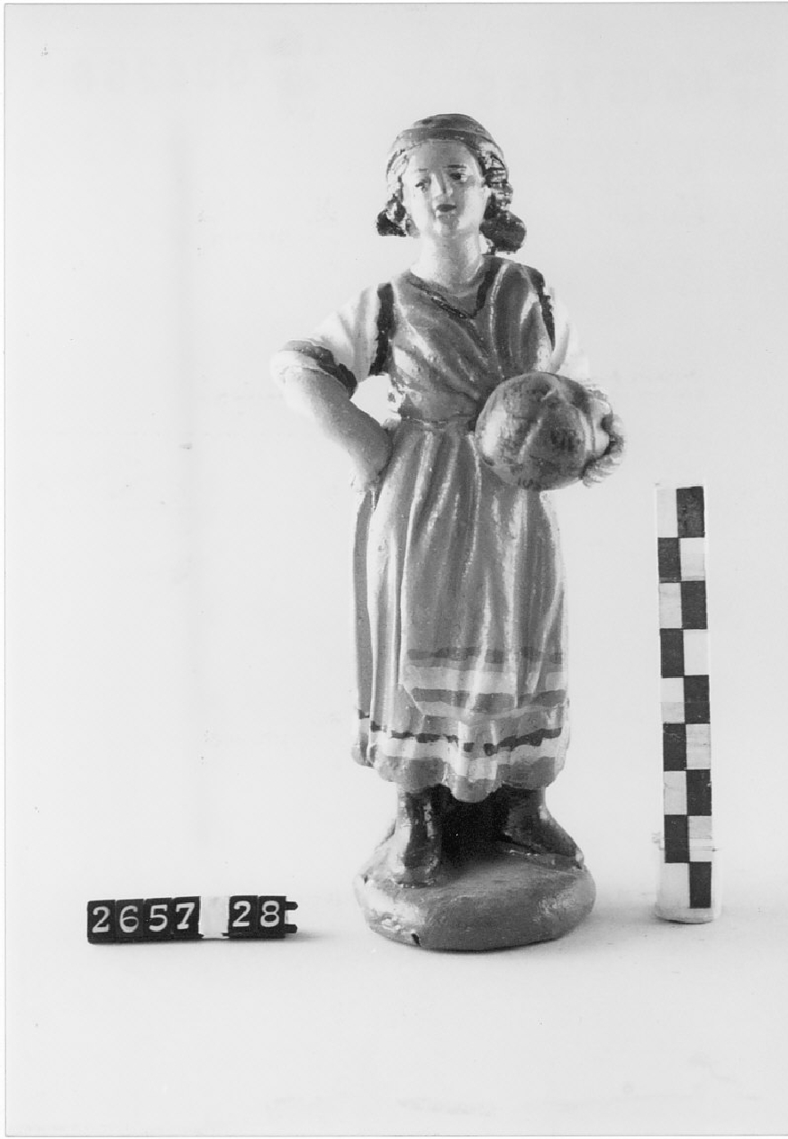 Donna che regge una zucca (statuetta da presepe, religiosità popolare) - bottega del ceramista (1968 ca)