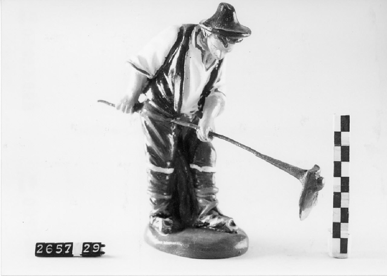 Contadino che zappa (statuetta da presepe, religiosità popolare) - bottega del ceramista (1968 ca)