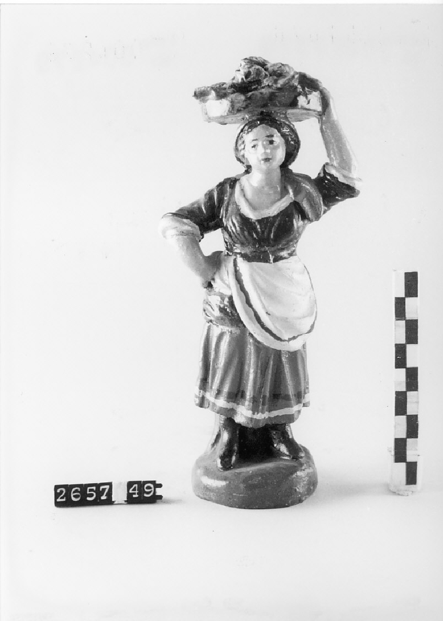 Donna con cesta di cavolfiori (statuetta da presepe, religiosità popolare) - bottega del ceramista (1968 ca)