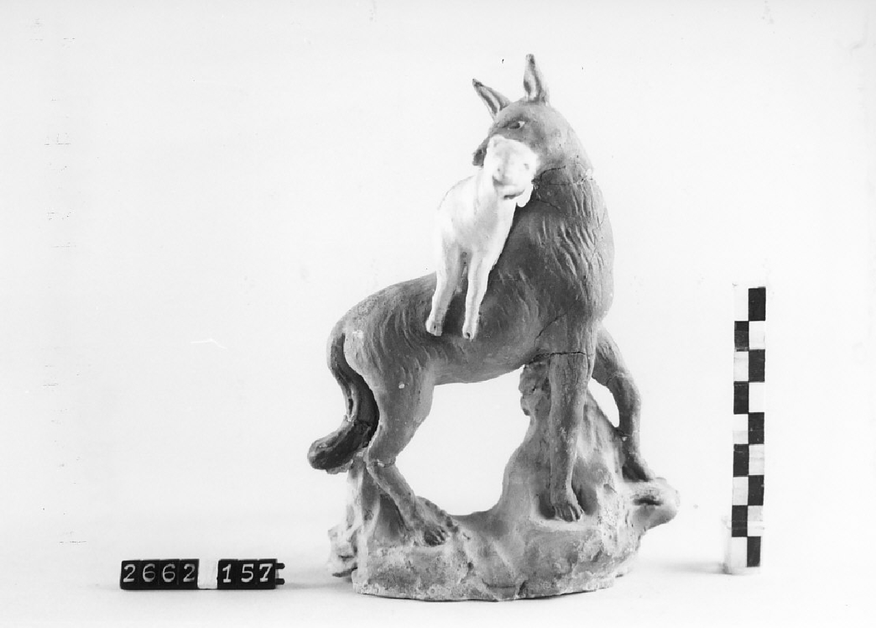 Lupo che azzanna un agnello (statuetta da presepe, religiosità popolare) - ambito calabrese (1915 ca)