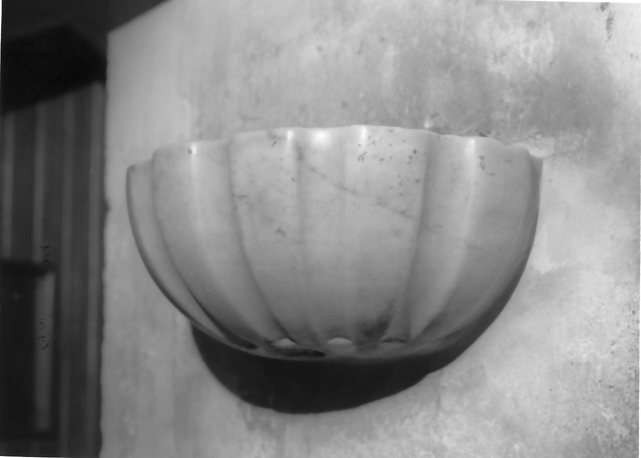 acquasantiera - a conchiglia, opera isolata - bottega calabrese (sec. XX)