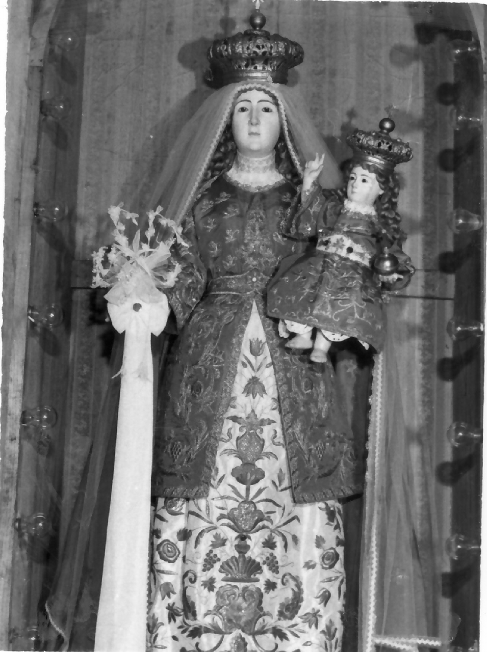 Madonna del Rifugio, Madonna con Bambino (statua, opera isolata) - bottega Italia meridionale (sec. XIX)