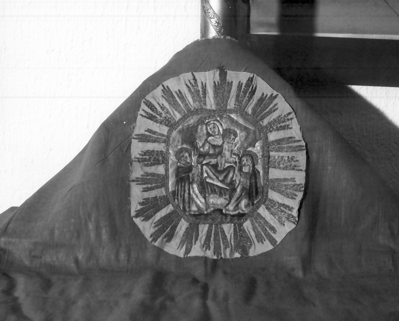 Madonna del Rosario (decorazione a ricamo) - manifattura calabrese (metà sec. XIX)