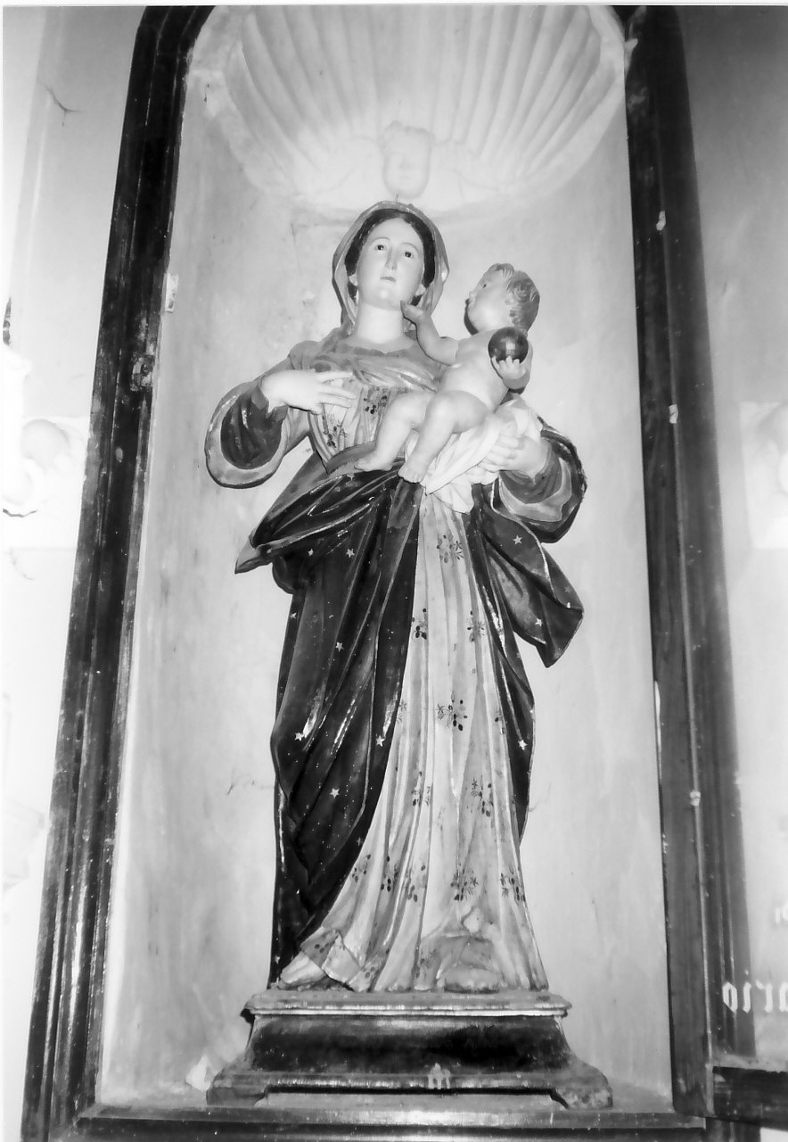 Madonna delle Grazie, Madonna con personaggi che implorano il suo aiuto (statua) - bottega Italia meridionale (sec. XIX)