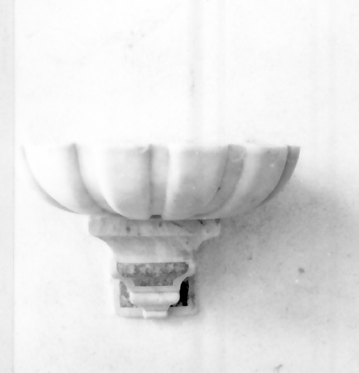 acquasantiera - a conchiglia, opera isolata - bottega calabrese (sec. XVIII, sec. XIX)