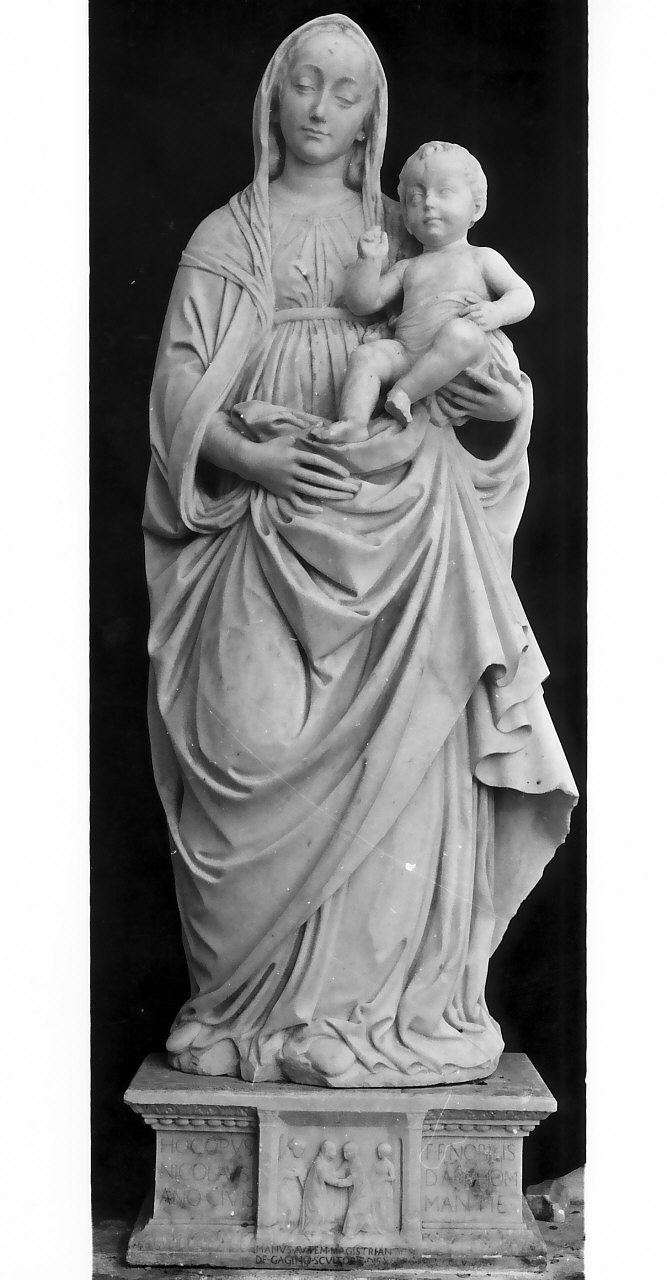 Madonna delle Grazie, Madonna con personaggi che implorano il suo aiuto (statua) di Gagini Antonello (sec. XVI)