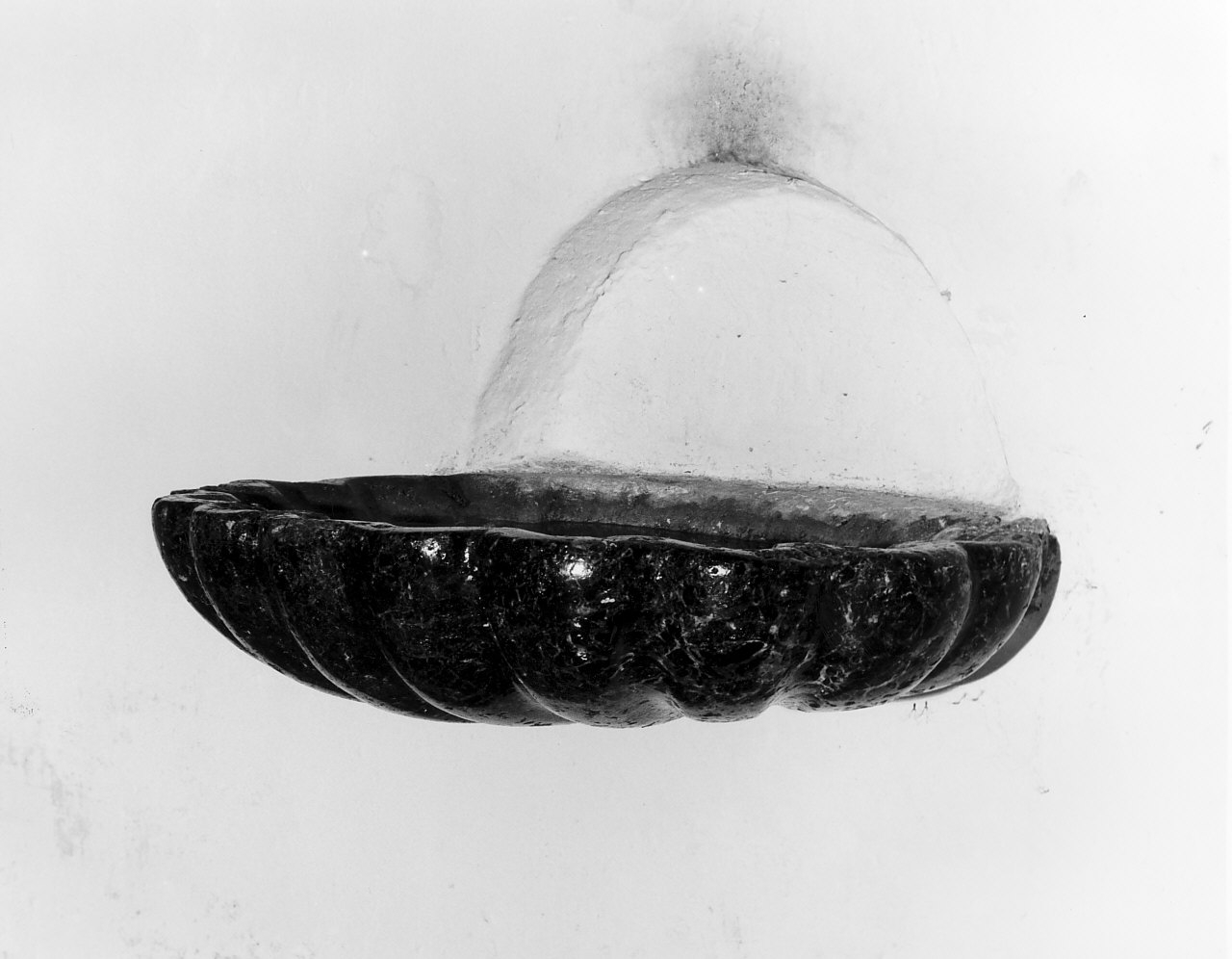 acquasantiera - a conchiglia, opera isolata - bottega calabrese (fine/inizio secc. XVIII/ XIX)