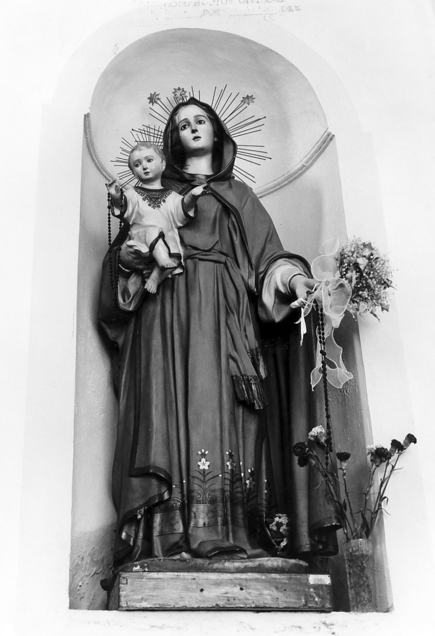 Madonna del Rosario (gruppo scultoreo, opera isolata) di Guacci Luigi (prima metà sec. XX)