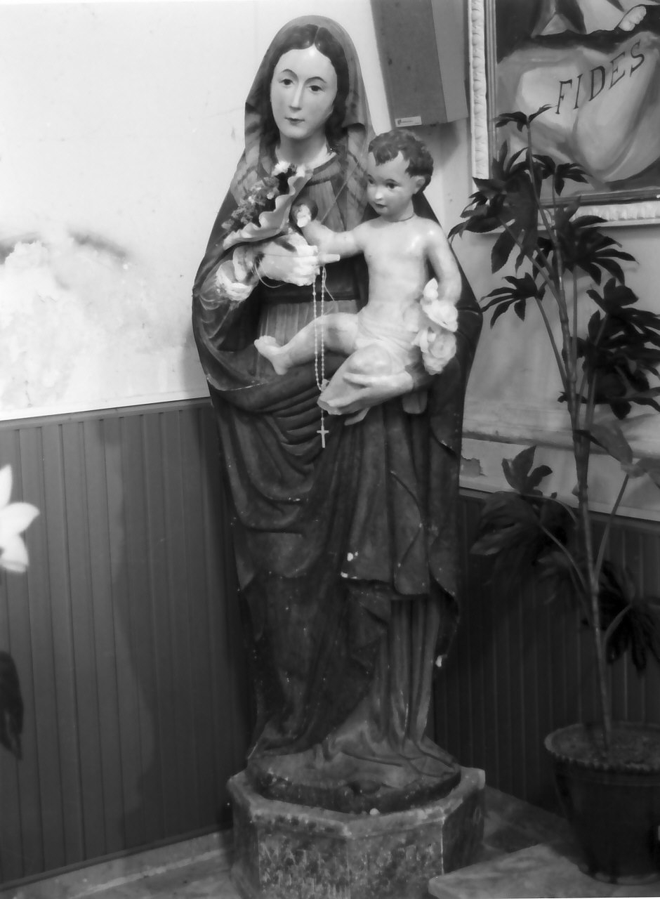 Madonna con personaggi che implorano il suo aiuto (statua, opera isolata) di Mazzolo Giovan Battista (attribuito) (sec. XVI)