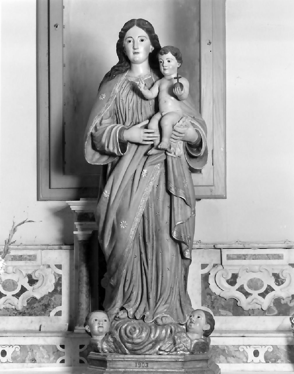 Madonna con Bambino (statua) di Mustari Sebastiano (sec. XX)