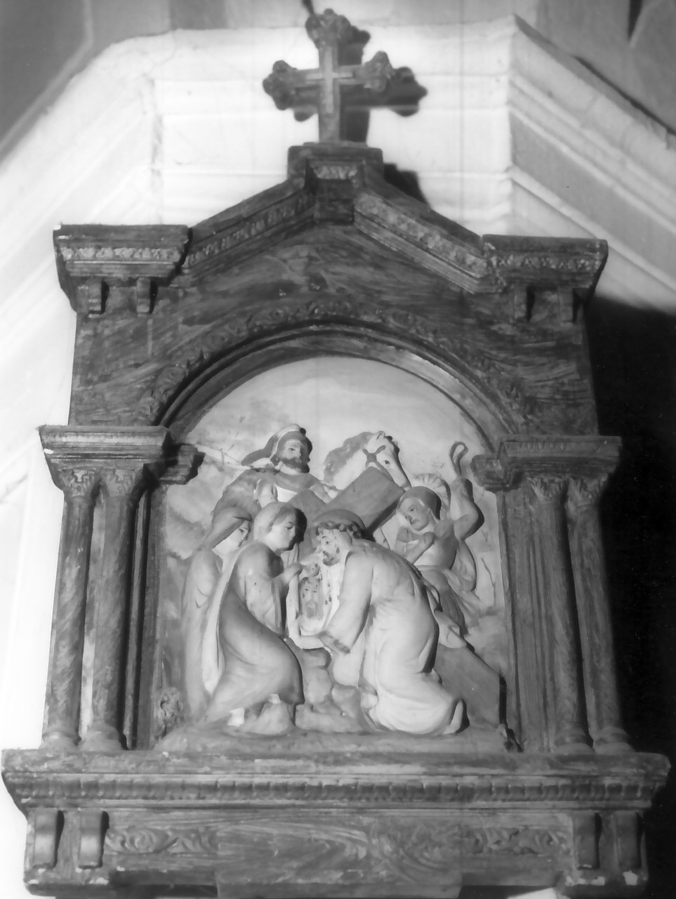 stazione VI: Gesù asciugato dalla Veronica (Via Crucis, elemento d'insieme) - bottega Italia meridionale (inizio sec. XX)