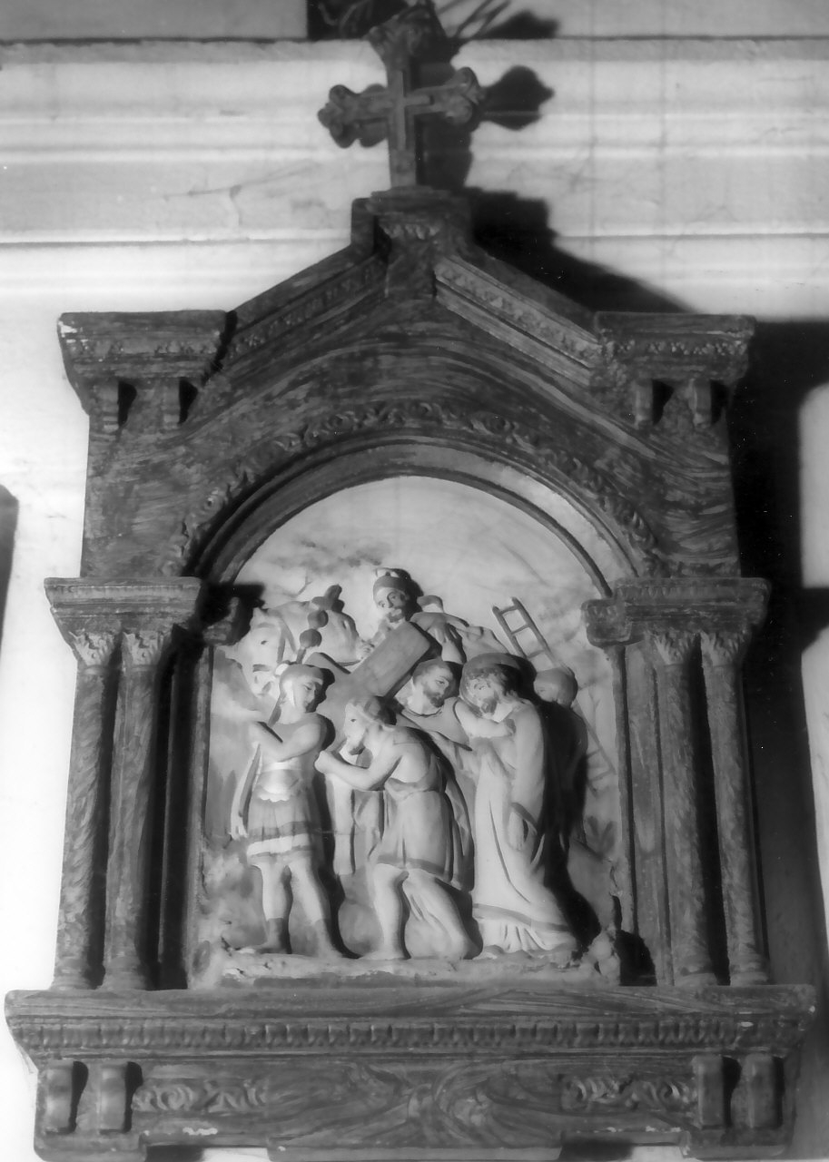 stazione V: Gesù aiutato da Simone il Cireneo a portare la croce (Via Crucis, elemento d'insieme) - bottega Italia meridionale (inizio sec. XX)
