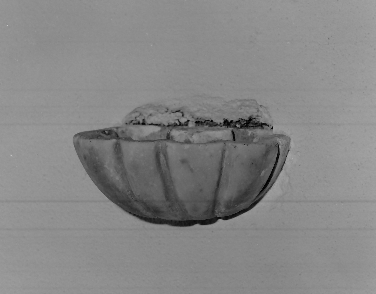 acquasantiera - a conchiglia, opera isolata - bottega calabrese (fine/inizio secc. XVIII/ XIX)