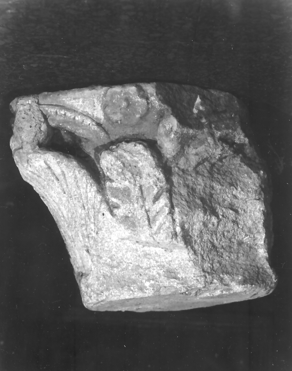 capitello, frammento - bottega Italia meridionale (sec. XVI)