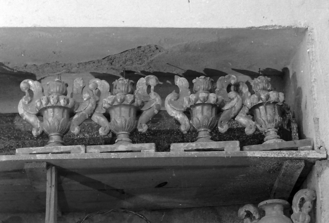 vaso d'altare con composizione floreale, serie - bottega calabrese (sec. XVIII)